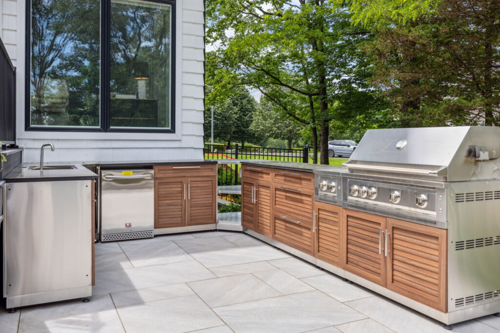 an outdoor kitchen